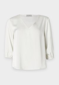 Bílé saténové halenka s výstřihem do V, tříčtvrtečními rukávy a nabíranými manžetami. Má volný střih a hladkou, lesklou texturu.
