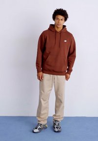 New Balance SPORT ESSENTIALS HOODIE UNISEX - Felpa - rich oak
