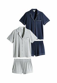 Deux ensembles de pyjamas : un gris à manches courtes avec boutons et poche, un haut bleu marine avec des passepoils blancs et un short assorti. Tissu doux, coupe décontractée.