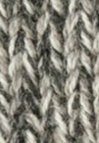 Tissu tricoté avec un motif en chevron dans des teintes grises et blanc cassé. La texture semble douce avec une finition dense et chaude.