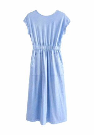Vestido azul claro de algodón, con mangas cortas, cintura elástica y dos bolsillos en la parte delantera; diseño hasta la rodilla.