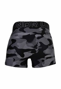 Svart och grå kamouflageboxershorts med ett enfärgat svart elastiskt midjeband som har varumärkets namn i ett upprepande mönster. Slät tygtextur.