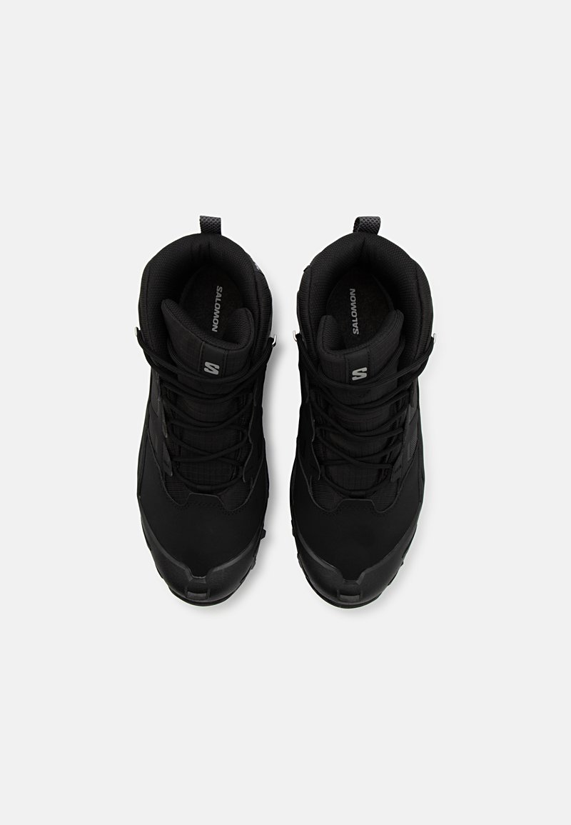 Stivali da trekking neri con un esterno impermeabile, dettagli in tessuto testurizzato, colletto imbottito e suola robusta per una buona trazione. Lacci fissati nella parte superiore.