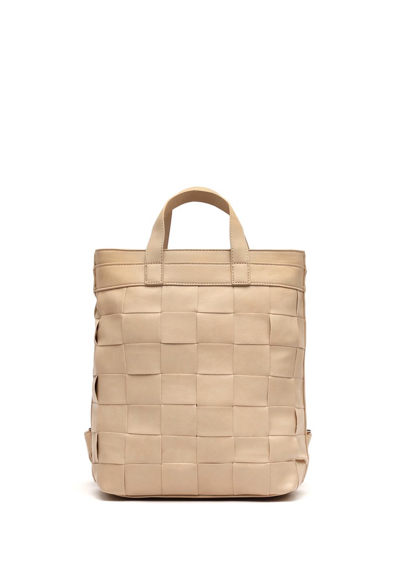Borsa tote beige in pelle intrecciata con manici corti, motivo a quadri e forma rettangolare su sfondo bianco.