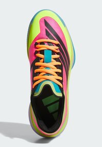 Chaussure de sport aux couleurs vives avec un dessus en mesh rose, vert et noir, des lacets orange et un accent bleu sur la languette.