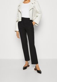 Calvin Klein Spodnie materiałowe