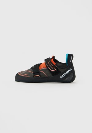 Czarny i pomarańczowy but wspinaczkowy SCARPA Reflex VS z dwoma rzepami i niebieską pętelką na pięcie, widok z boku na białym tle.