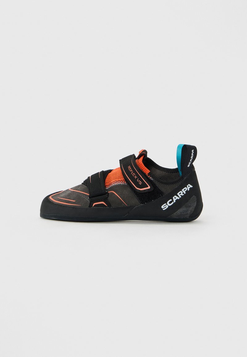Svart og oransje SCARPA Reflex VS klatresko med to borrelåsremmer og en blå løftan på hælen, sett fra siden mot hvit bakgrunn.