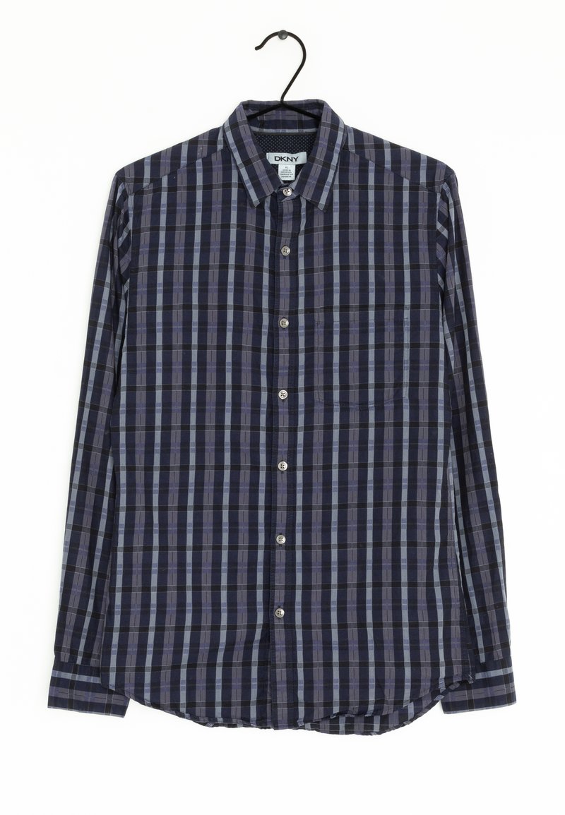 Granatowa i jasnoniebieska w kratkę koszula z długim rękawem, z kołnierzykiem zapinanym na guziki, metalowymi guzikami oraz pojedynczą kieszonką na piersi. Wykonana z materiału o miękkiej fakturze.