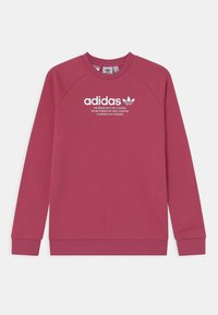 Sudadera burdeos con cuello redondo, mangas largas y puños de canalé. Presenta el logo blanco de "adidas" y un gráfico de tres rayas en el frente.