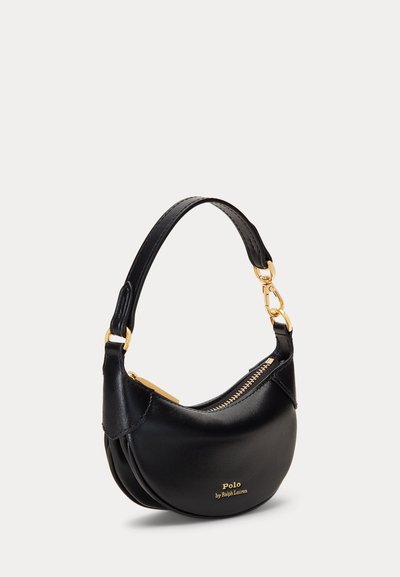 Pequeño bolso de mano negro de cuero con cremallera y herrajes dorados, forma curva, asa corta y logo "Polo by Ralph Lauren" en letras doradas.