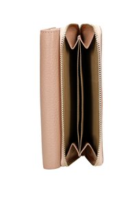 Složená peněženka z měkké, texturované růžové kůže se zlatým zipem, která má dvě přihrádky na karty nebo hotovost a zaoblený tvar.