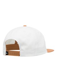 Vit keps med en tan plat skärm och justerbar snapback-stängning. Har en logotyp på baksidan och subtila sömnadsdetaljer.