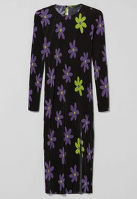 Czarna sukienka z korduroju z długimi rękawami, ozdobiona dużymi wzorami fiołków i zieleni w kształcie stokrotek, z zapięciem na zamek z tyłu. Midi długości, o prostym kroju.
