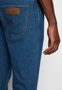 Wrangler SBORO - Calças de ganga de perna direita - blue