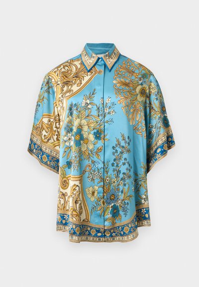 Camisa de manga curta em seda azul clara, com padrões florais dourados, um colarinho elaborado e acabamento decorativo nas mangas e na bainha.
