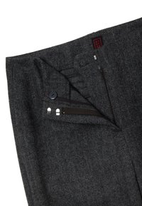 Pantalons gris à motif chevrons avec une poche zippée, fermeture à bouton et une texture de tissu lisse. Étiquettes en rouge et noir.