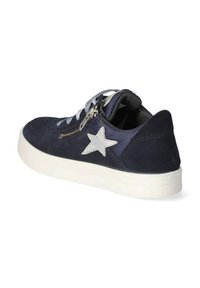 Zapatilla de ante azul marino con suela de goma blanca, que presenta un acento de estrella plateada y detalle de cremallera lateral, además de cordones a juego.