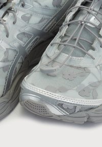 ASICS SportStyle GEL CUMULUS 16 SSCB SIGNATURE SERIES CECILIE BAHNSEN UNISEX - Sporta apavi - glacier grey/steeple grey