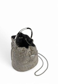 Metalen zilveren kralen emmer tas met een zwarte stoffen interieur, voorzien van een ronde handgreep en een afneembare kettingband.