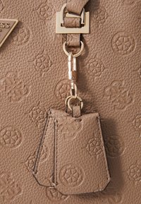 Guess CRESIDIA SOCIETY SATCHEL - Kabelka - dark taupe