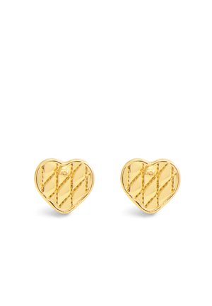 Orecchini a bottone a forma di cuore in oro con un design testurizzato, caratterizzati da scanalature diagonali e piccoli dettagli a perline sulla superficie.