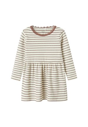 Robe à manches longues en crème avec des rayures horizontales brunes, dotée d'une taille froncée et d'un col festonné bordé de brun. Texture de tissu douce.