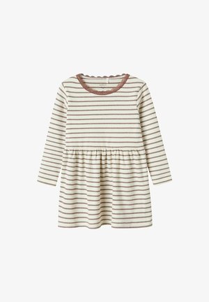 Robe à manches longues en crème avec des rayures horizontales brunes, dotée d'une taille froncée et d'un col festonné bordé de brun. Texture de tissu douce.