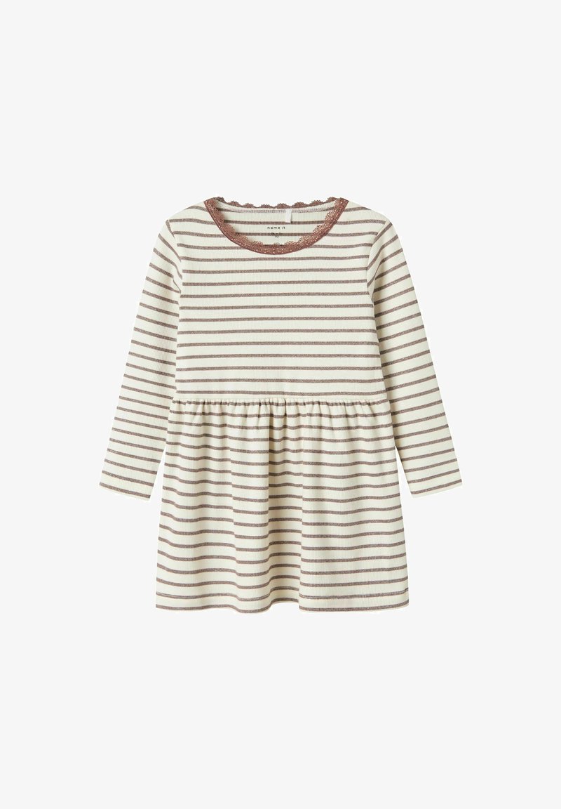 Vestido de manga larga en color crema con rayas horizontales marrones, que presenta una cintura fruncida y un borde de escote marrón con forma de ondas. Textura de tela suave.