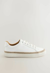 Sneaker bianco in pelle con un accento in juta intrecciata testurizzata lungo la suola e rivestimento marrone, caratterizzato da un sistema di chiusura con lacci ad occhiello.