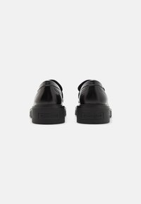 Tommy Jeans HARDWARE LOAFER ABRASIVATO - Scarpe senza lacci - black