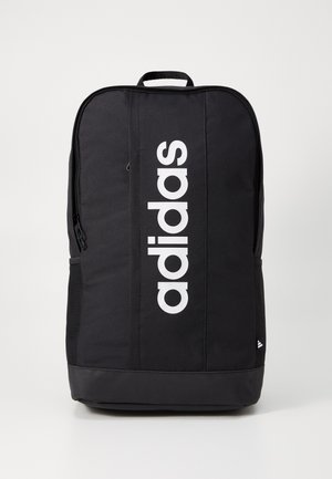 Sort rygsæk med hvid "adidas" logo, fremstillet af holdbart stof, med en top håndtag, sidelommer i mesh og en solid lynlås lukning.