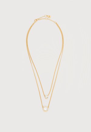 Collier à chaîne double en or avec un petit pendentif en pierre précieuse claire sur la chaîne plus courte et un pendentif circulaire orné de petites cristaux sur la chaîne plus longue.