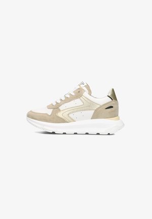 Beige en witte sneakers van leer en suède. Kenmerken zijn een dikke witte zool, een metallic gouden accent en geperforeerde details.