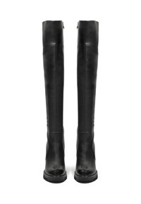 Knee-high juodi odiniai batai su lygiu textured, apvaliu pirštu, plokščiu padu ir užtrauktuku gale.