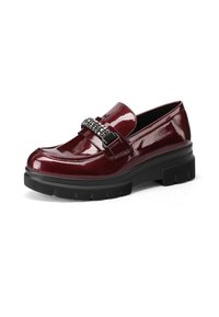 Mocassini in pelle verniciata bordeaux con suola piatta nera bassa e una fibbia decorativa con strass lungo il collo del piede.