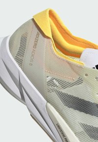 adidas Performance ADIZERO ADIOS 8 WOMEN - Scarpe da corsa su strada - ivory   iron metallic   crystal sand