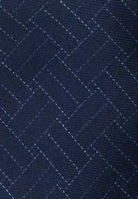 Tela tejida azul marino con un patrón de espiga y costuras en azul claro, que crea una apariencia texturizada adecuada para prendas o tapicería.