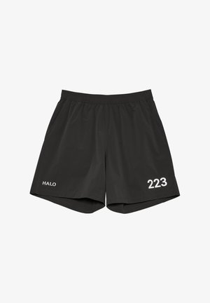 Sorte atletikshorts med elastisk talje, sidelommer, hvid "HALO" tryk på venstre ben og nummer "223" på højre ben.