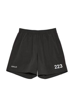 Czarne sportowe szorty z elastycznym pasem, bocznymi kieszeniami, białym nadrukiem "HALO" na lewej nogawce oraz numerem "223" na prawej nogawce.
