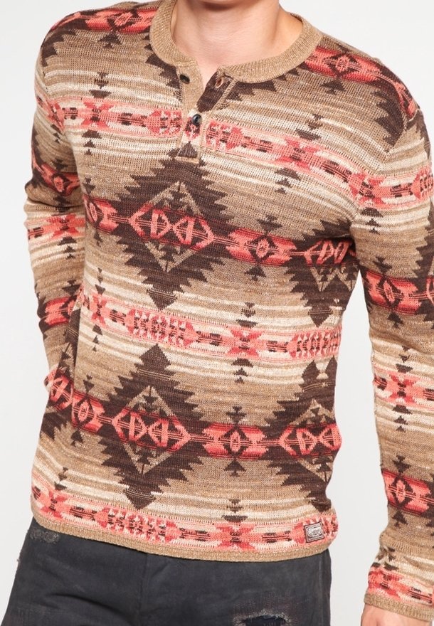 Langärmliger Pullover mit einem geometrischen Muster in Braun, Creme und Rost, ausgestattet mit einem Henley-Kragen mit Knöpfen und gerippten Bündchen. Strukturierter Strickstoff.