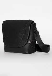 Borsa a tracolla nera in pelle con chiusura a pattina, tracolla regolabile e logo impresso. Presenta una superficie liscia e un design minimalista.