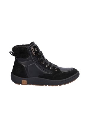 Zapatilla negra de caña alta con cordones delanteros, cremallera lateral, cuello de piel sintética y suela de goma gruesa con dibujo marrón.