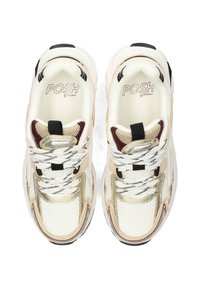 Sneakers chunky bianche e beige con lacci bianchi e neri, dettagli bordeaux e la scritta "POSH by Poelman" all'interno.