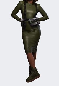 Olivegrünes, tailliertes Kleid aus glänzendem Material, kombiniert mit schwarz-weißen gemusterten Taschen und grünen Schnürstiefeln mit dicker Sohle.