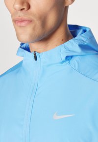 Nike Performance FORM - Chaqueta outdoor - university blue/reflective silver