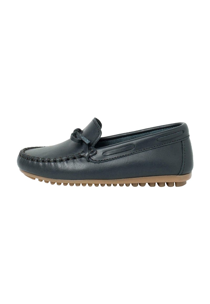 Mocassino in pelle nera con un design testurizzato e cucito, caratterizzato da un accento a fiocco frontale e suola in gomma per una migliore aderenza.