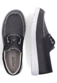 Scarpe in tessuto grigio con accenti neri, punta rotonda, suola in gomma bianca, cuciture visibili e dettaglio di allacciatura decorativa. Design flessibile e leggero.