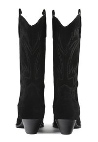 Stivali da cowboy in suede nero con punte appuntite, dettagli cuciti e linguette per la presa. Presentano un tacco di 5 cm e una finitura opaca liscia.