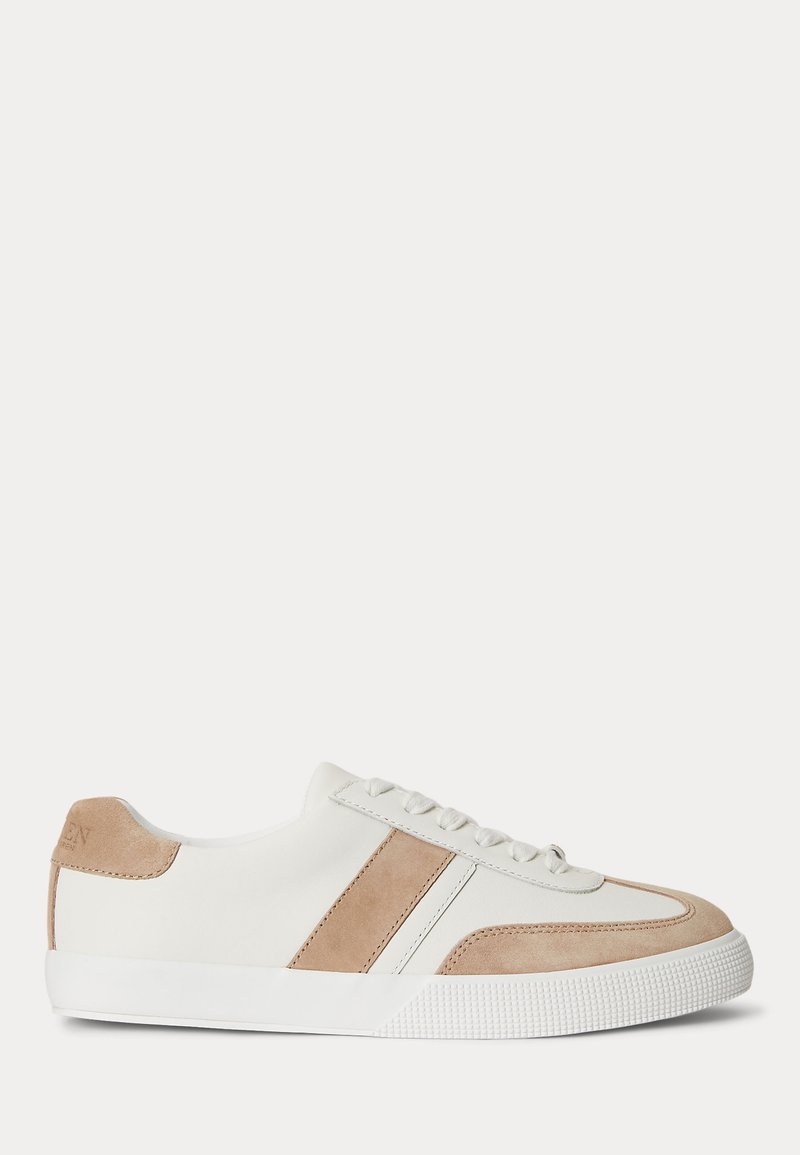 Λευκό sneaker χαμηλού τύπου με μπεζ σουέντ λεπτομέρειες στη φτέρνα, τη λωρίδα στο πλάι και στην μύτη, με λευκά κορδόνια και υφή στη λαστιχένια σόλα.